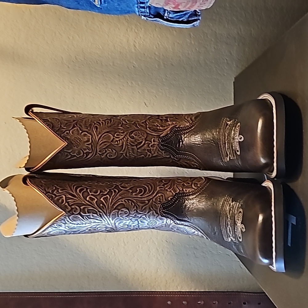 NEW Ariat wide toe Boots
